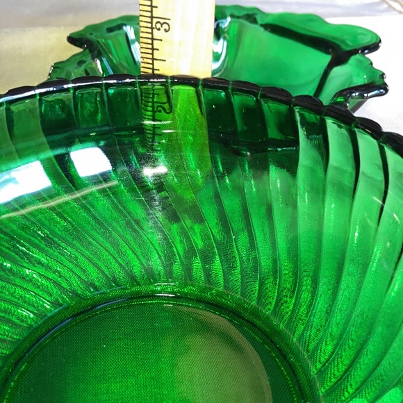 Vtg. green rd/swirl design bowl & leaf shaped bowl. Size in pics. $18 - Picture 3 of 8